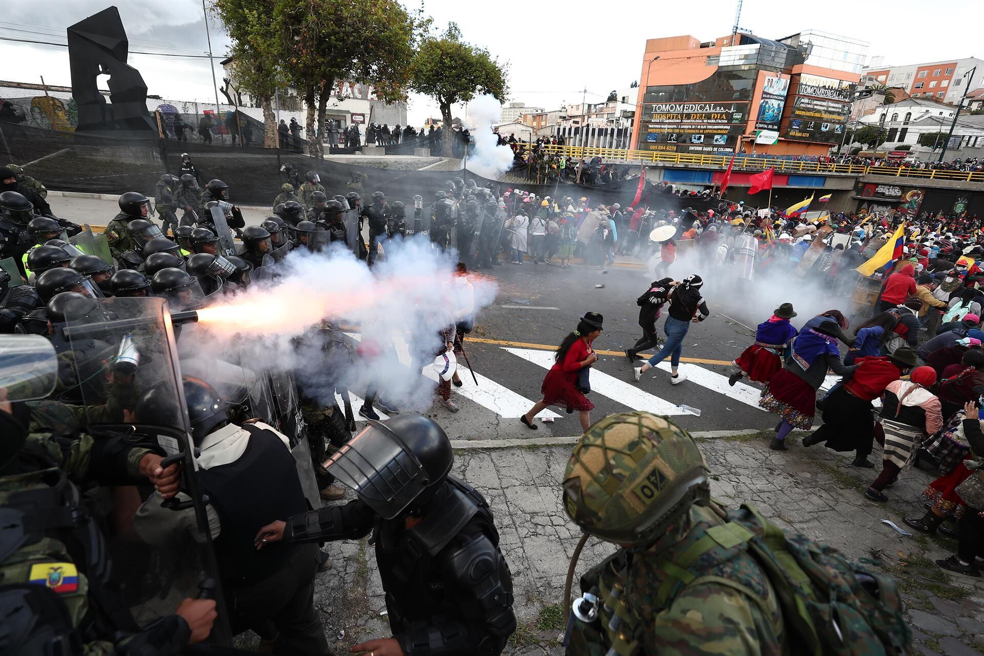 Police disperse protesters trying to reach the headquarters of the National Assembly of Ecuador in Quito.  (EFE/ José Jácome).