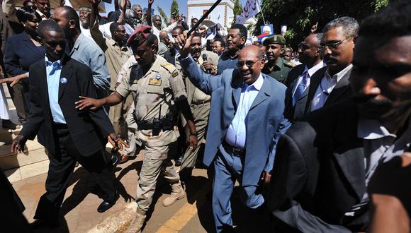 El presidente Omar Hasán al Bashir de Sudán en un mitin del 2009 después de que la Corte Penal Internacional lo acusara de crímenes de guerra y contra la humanidad en Darfur. (Lynsey Addario para The New York Times).