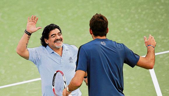 Juan Martín Del Potro recibe homenaje por parte de la familia de Diego Maradona. (Foto: EFE)