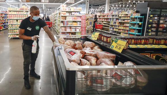 Un empleado de una tienda limpia la carne empacada en un supermercado en Chicago, Illinois. (Foto: Kamil Krzaczynski / AFP)