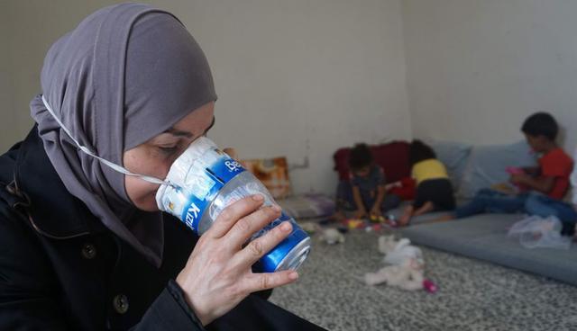 Sirios fabrican máscaras artesanales para proteger a sus hijos de ataques químicos | Foto: AFP