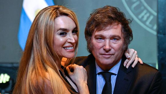 Javier Milei celebra con su novia Fátima Flórez después de ganar la segunda vuelta de las elecciones presidenciales en Argentina el 19 de noviembre de 2023. (Foto de LUIS ROBAYO / AFP).