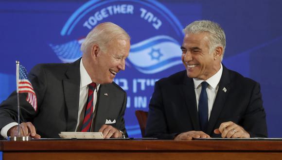 El presidente de Estados Unidos, Joe Biden (izquierda), y el primer ministro de Israel, Yair Lapid, firman un compromiso de seguridad en el Hotel Waldorf Astoria en Jerusalén, el 14 de julio de 2022. (EFE/EPA/ATEF SAFADI).