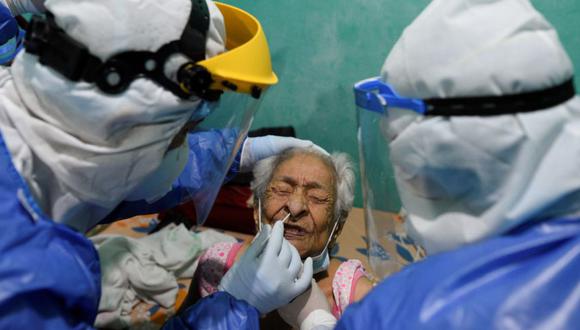 Una mujer de 94 años tiene una muestra tomada por médicos del equipo de respuesta rápida del Ministerio de Salud de Ecuador por la enfermedad del coronavirus (COVID-19) en Guayaquil, Ecuador. (Foto: REUTERS / Santiago Arcos).