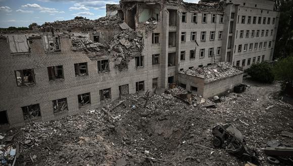 Esta fotografía tomada el 25 de mayo de 2022 muestra el edificio administrativo destruido en la ciudad de Bakhmut, en la región oriental de Ucrania de Donbás. (ARIS MESSINIS / AFP)