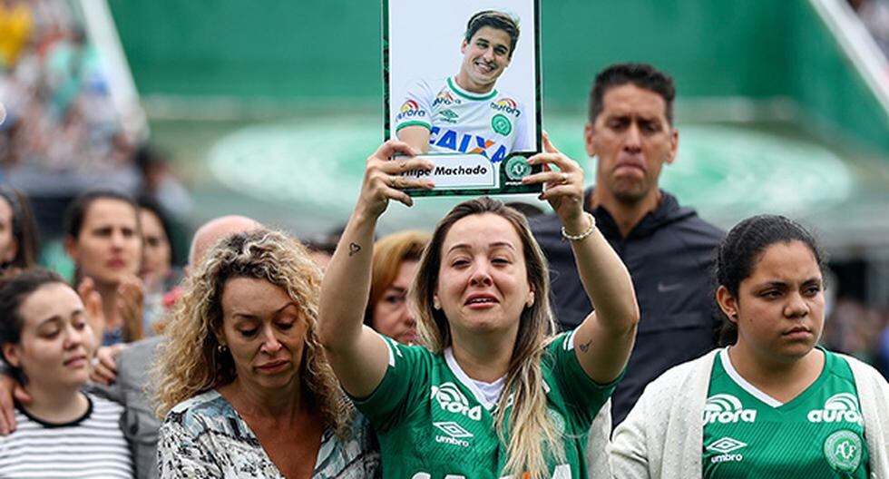 Hinchas y familiares de las víctimas del Chapecoense rindieron homenaje en el estadio Arena Condá. (Foto: Getty Images)