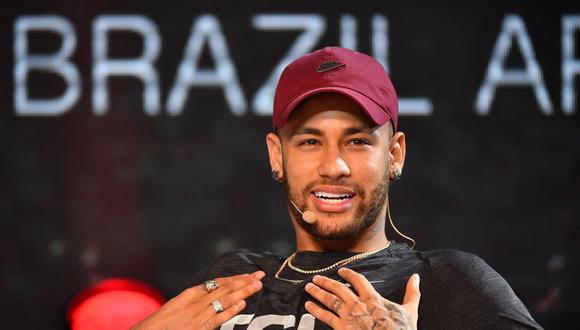 Neymar publicó en sus redes sociales un video que ya es viral en YouTube, en el que aparece dominando el balón sin ninguna molestia. Este viernes arribó a París. (Foto: AFP)