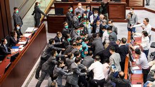 Hong Kong: Incidentes en el parlamento por proyecto de ley sobre el himno de China
