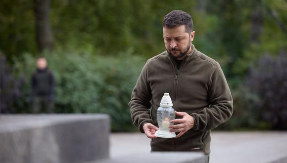 El presidente de Ucrania, Volodymyr Zelensky, mientras participa en una ceremonia de conmemoración en Babyn Yar (Babiy Yar) en las afueras de Kyiv, donde soldados de la Alemania nazi mataron unos 30.000 judíos en 1941 durante la Segunda Guerra Mundial. (Foto del SERVICIO DE PRENSA PRESIDENCIAL DE UCRANIA / AFP)