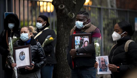 Las enfermeras y los trabajadores de la salud lloran y recuerdan a sus colegas que murieron durante el brote del nuevo coronavirus (que causa COVID-19) durante una manifestación frente al Hospital Mount Sinai en Manhattan, en la ciudad de Nueva York. (Foto: AFP/Johannes Eisele)