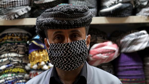 Para proteger del coronavirus, un kurdo viste una máscara de diseño tradicional en la ciudad de Arbil, Irak. Foto: AFP.