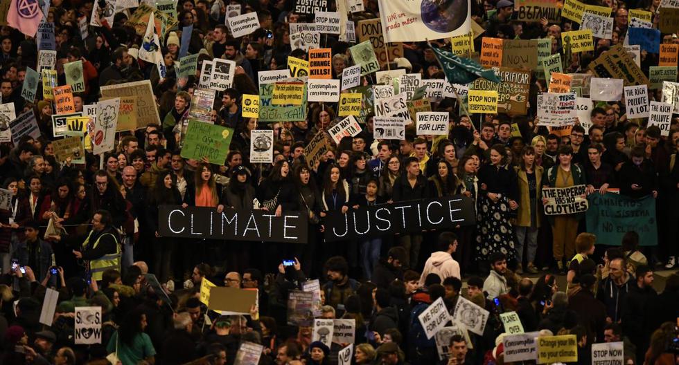 Unos manifestantes sostienen una pancarta que dice "Justicia climática" durante la pasada marcha masiva por el clima en Madrid. (AFP)