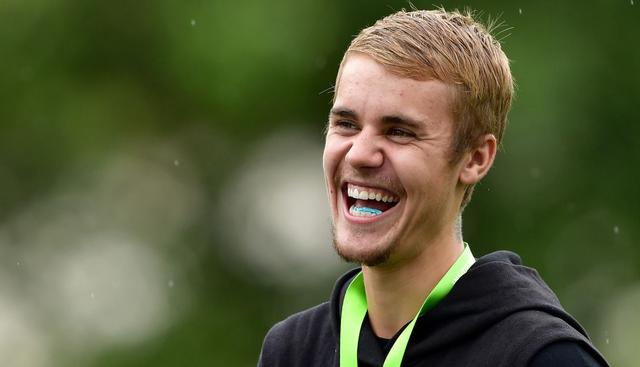 Justin Bieber se hizo un piercing y lució su dentadura llena de diamantes. (Foto: AFP)
