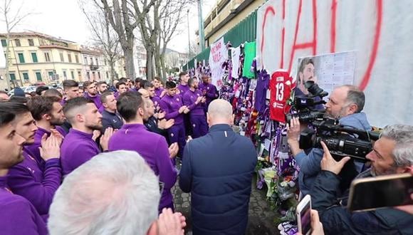 Este es el momento en el que los jugadores de la Fiorentina rinden un sentido homenaje a Davide Astori, su capitán fallecido hace dos días. (Facebook)