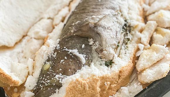 Receta de pescado en costra de sal al horno, por La Gastronauta. (Foto: La Gastronauta)