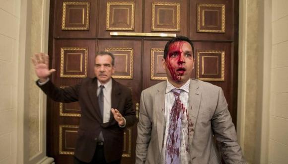Los diputados Luis Stefanelli (izq.) y José Regnault permanecen en un pasillo de la Asamblea Nacional luego del ataque chavista.  (Foto: EFE)