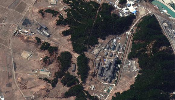 En esta imagen satelital del 2 de marzo de 2021 proporcionada por Maxar Technologies se muestra una central de vapor (izquierda) y el principal complejo nuclear de Corea del Norte (derecha), en Yongbyon. (Satellite image ©2021 Maxar Technologies via AP).
