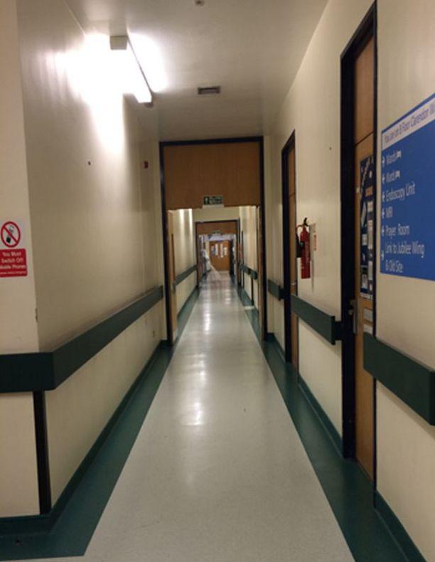 Joven capta escalofriante foto en corredor de hospital ingles - 2