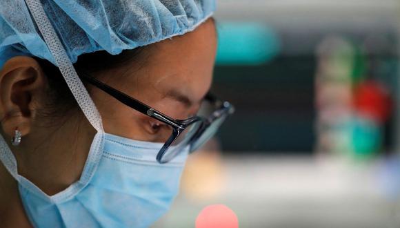Las mujeres tienen un 32% más de probabilidades de morir cuando son operadas por cirujanos hombres en comparación con cirujanas mujeres, según un estudio reciente.