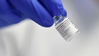 Presidente de Pfizer rechaza liberar las patentes de las vacunas contra el COVID-19, como impulsa EE.UU.