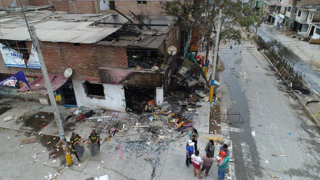 Incendio por fuga de gas dejó al menos 100 personas y 20 viviendas afectadas en Villa El Salvador.  (Carlos Hidalgo / El Comercio)
