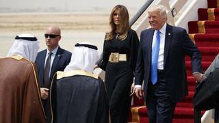 La cálida bienvenida del rey de Arabia Saudita a Donald y Melania Trump [FOTOS]