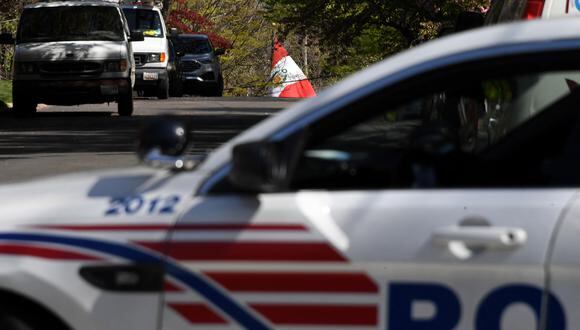 La policía bloquea la calle cerca de la casa del embajador de Perú, en Washington, DC, el 20 de abril de 2022. (Foto: OLIVIER DOULIERY / AFP)