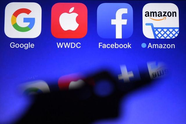 Logotipos de los gigantes tecnológicos Google, Apple, Facebook y Amazon. (Foto: Damien MEYER / AFP).
