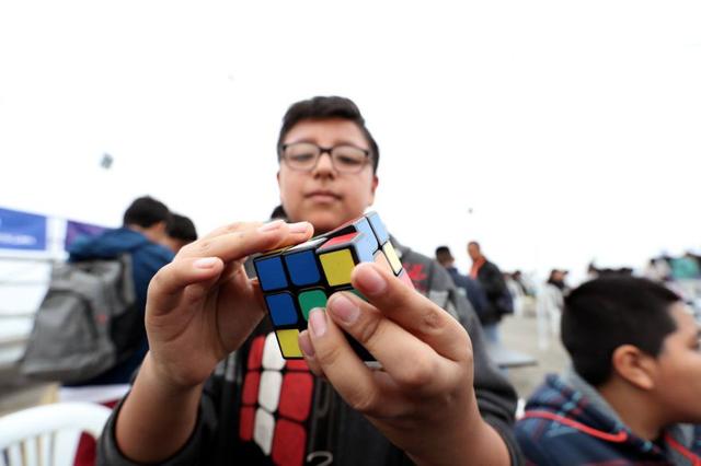 Jóvenes compiten en destreza para armar cubos de Rubik [FOTOS] - 2