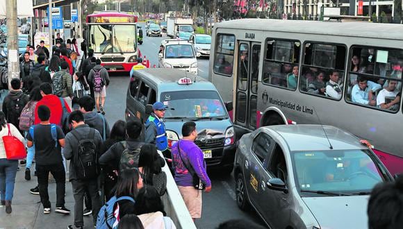 En un año de elecciones congresales, los colectiveros buscarían en la política una oportunidad para alcanzar la formalización. [Foto archivo Juan Ponce]