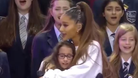 Ariana Grande cantó junto a un coro de niñas para rendir homenaje a las víctimas del atentado. (Captura: YouTube)