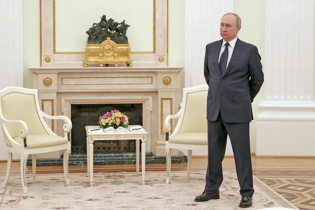 Vladimir Putin esperando al bielorruso Alexander Lukashenko, en Moscú. (Mikhail Klimentyev - Pool Sputnik Kremlin).