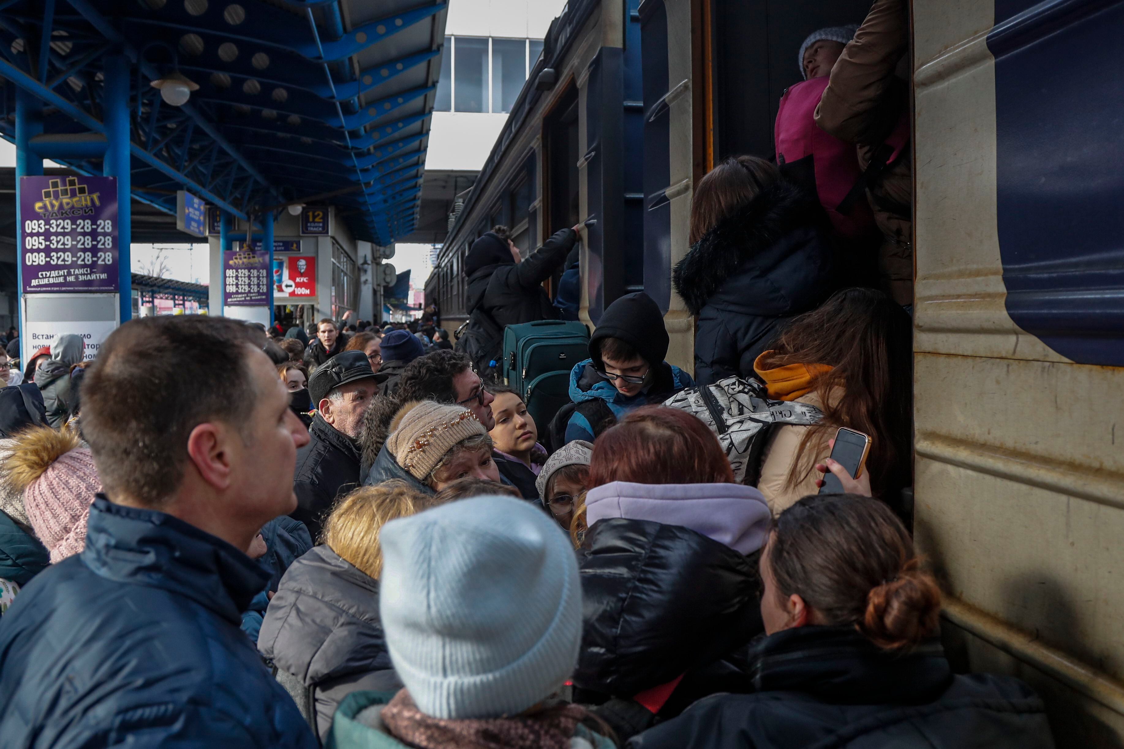 People try to board a train to flee from Kiev (Kyiv), Ukraine.  (EFE/EPA/ZURAB KURTSIKIDZE).