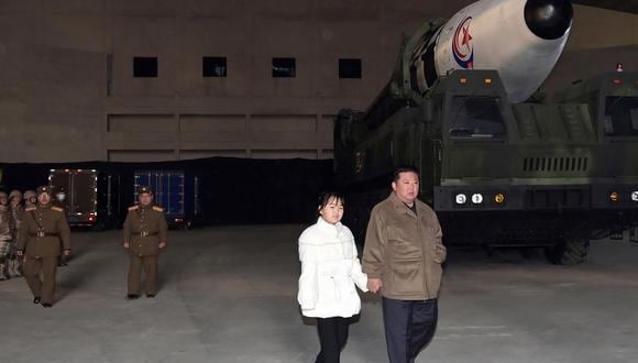 Kim Jong-un acompañado de su hija durante el lanzamiento de un nuevo tipo de misil balístico intercontinental (ICBM) Hwasongpho-17 en el aeropuerto internacional de Pyongyang, 18 de noviembre de 2022. (EFE).