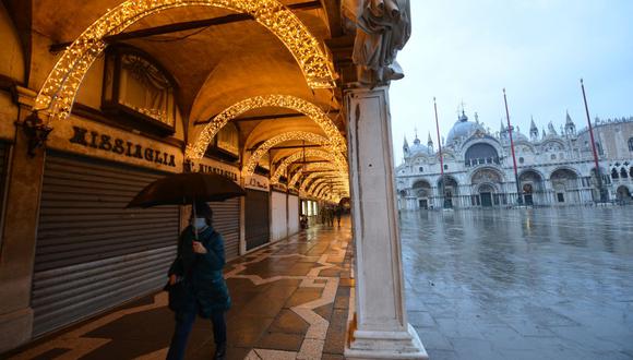 Una zona comercial cerrada junto a la Plaza de San Marcos y la Basílica de San Marcos, en Venecia, el 4 de diciembre de 2020 en medio de la pandemia de coronavirus. (Foto de ANDREA PATTARO / AFP).