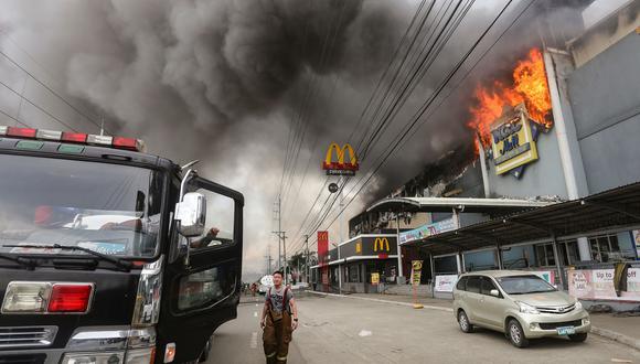 Al menos 37 personas podrían haber muerto en el incendio que arrasó un centro comercial que albergaba una oficina de atención telefónica de una multinacional estadounidense en la ciudad de Davao, al sur de Filipinas. (AFP).