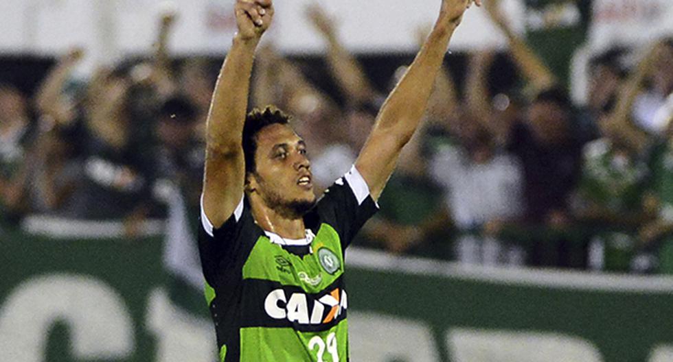 Helio Neto, jugador sobreviviente a la tragedia aérea del Chapecoense, recibió una buena noticia tras el accidente que enlutó al mundo del fútbol. Encontraron su biblia entre los escombros. (Foto: Getty Images)