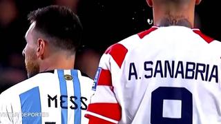 El cruce entre Lionel Messi y Sanabria durante el Argentina vs. Paraguay