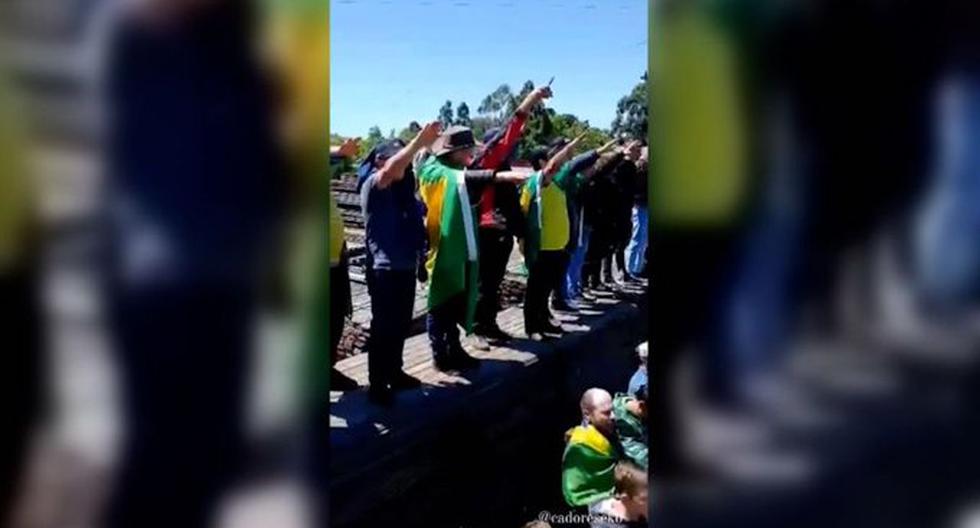 Seguidores de Jair Bolsonaro supuestamente hicieron el saludo nazi durante una protesta en Santa Catarina, Brasil. (Captura de video).