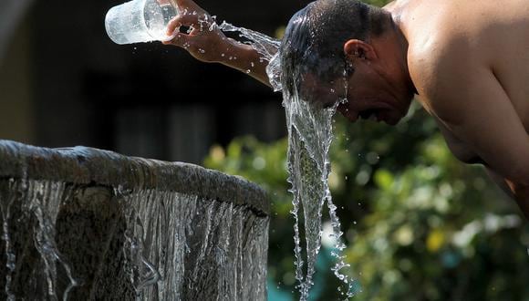 Un hombre se refresca con agua de una fuente durante uno de los días más calurosos de la tercera ola de calor en Guadalajara, estado de Jalisco, México, el 12 de junio de 2023. (Foto de ULISES RUIZ / AFP)