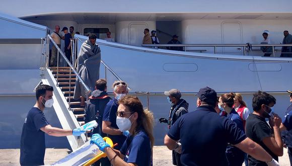 Paramédicos del Servicio Nacional de Ambulancias de Emergencia de Grecia (EKAV) y miembros de la Cruz Roja Griega ayudan a los migrantes a su llegada al puerto de Kalamata, Grecia, el 14 de junio de 2023. (Foto de EFE/EPA/BOUGIOTIS EVANGELOS)