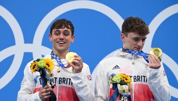Daley (izq) ha sabido construir una exitosa carrera. Suma ahora tres medallas olímpicas, dos de bronce (Londres-2012 y Rio-2016) y una, la más importante de toda su vida, la de oro de Tokio 2020. (Foto: AFP)