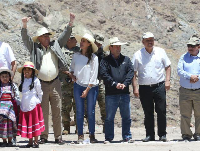 El presidente Kuczynski estuvo acompañado de la gobernadora regional de Arequipa, Yamila Osorio; el vicepresidente de la República, Martín Vizcarra; y el ministro de Transportes, Bruno Giufra. (Fotos: Andina/MTC)