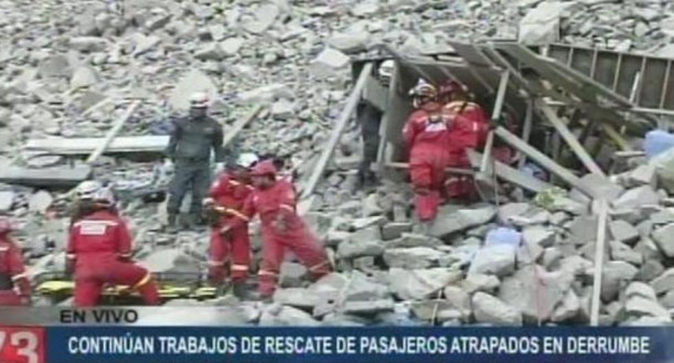 Fallecen últimos pasajeros rescatados de miniván sepultada por derrumbe en vía a Churín. (Foto: Captura de video)