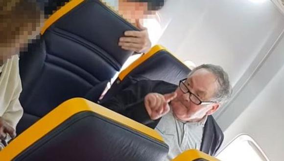 Los gritos del hombre a la mujer que estaba en su fila fueron captados por otros pasajeros en un video.