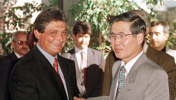 El expresidente peruano Alberto Fujimori, se reúne con el expresidente boliviano Jaime Paz Zamora, el 5 de agosto de 1997, en La Paz, Bolivia. (Foto de GONZALO ESPINOZA / AFP)
