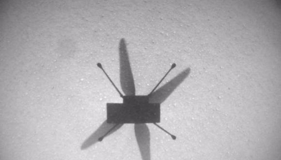 El helicóptero de la NASA también tomó una foto de navegación en blanco y negro durante el vuelo. (NASA / JPL-CALTECH / Europa Press)