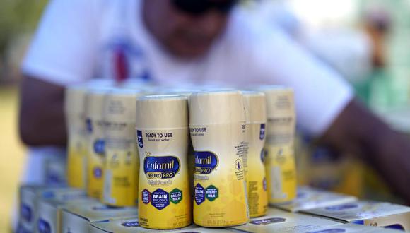 La fórmula infantil se apila en una mesa durante una campaña de recolección para paliar la escasez de leche en polvo en Estados Unidos. (Foto AP/David J. Phillip).