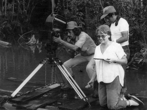 Director Nora de Izcue on the filming of Vientos de Ayahuasca, 1982. (Photo: Rebeldes y Valiente/PUCP).