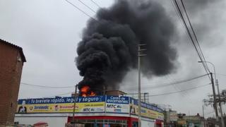 Incendio dañó dos inmuebles en el límite entre Cercado y Breña